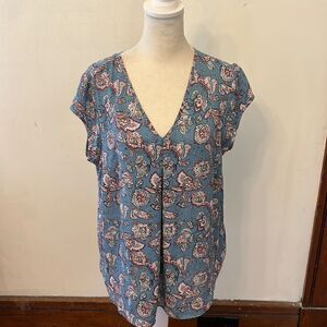 DR2 wedgewood blue floral cap sleeve cut out back blouse Size M EUC